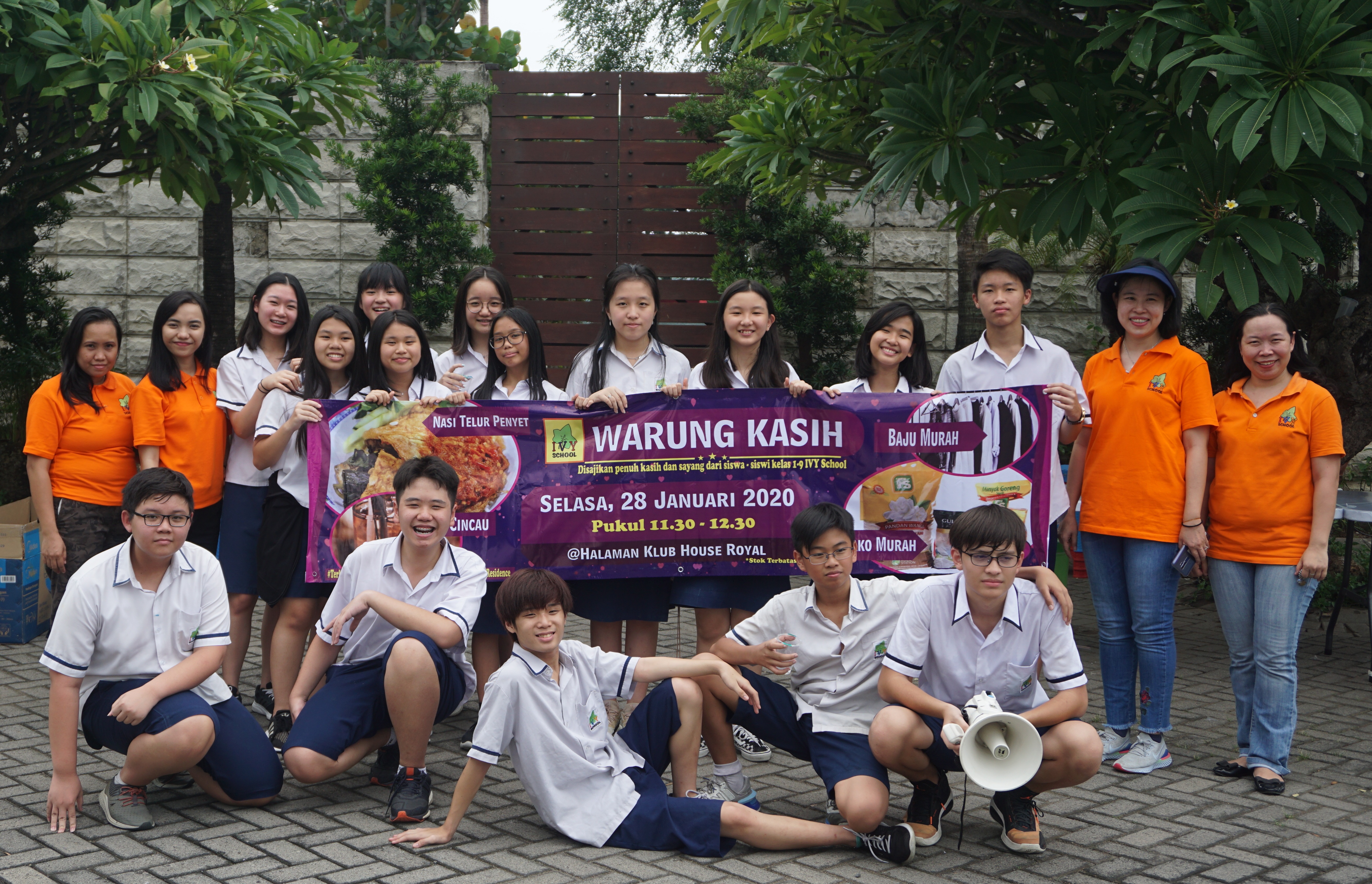 IVY Elementary students joined hands to present "Warung Kasih" event.